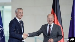 北约秘书长延斯·斯托尔滕贝格在柏林的一次记者会上与德国总理奥拉夫·朔尔茨握手。(2023年6月19日)