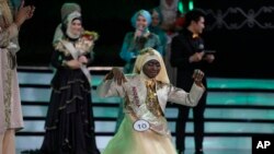 Obabiyi Aishah Ajibola dari Nigeria (depan) setelah diumumkan sebagai pemenang Miss Muslimah Dunia 2013 di Jakarta (18/9). 