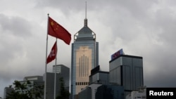 Bendera nasional China berkibar di depan bangunan komersial Grup HNA China di Hong Kong, 6 Juli 2018. (Foto: dok).