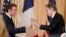 Presiden Prancis Emmanuel Macron dan Menteri Luar Negeri Amerika Serikat (AS) Antony Blinken dalam makan siang kenegaraan di Departemen Luar Negeri AS di Washington, 1 Desember 2022. (Foto: Jacquelyn Martin/Pool via REUTERS