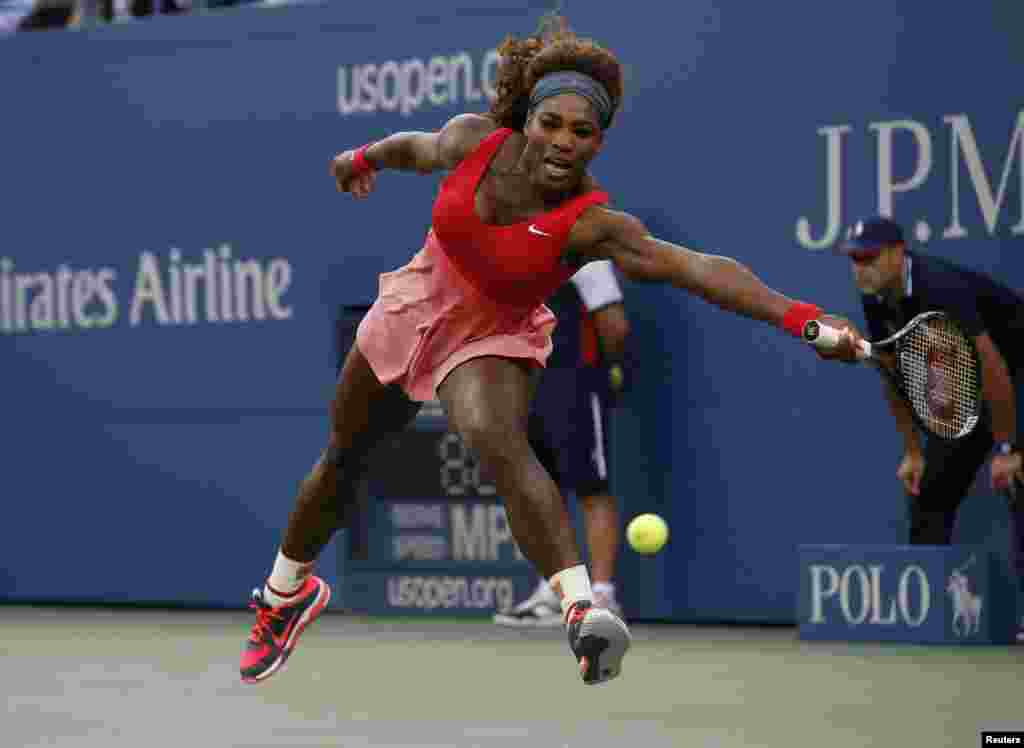 امریکہ سے تعلق رکھنے والی سرینا ولیمز گیند کو کھیلنے کی کوشش کر رہی ہیں۔