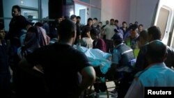 Warga dan kerabat korban banjir bandang berkumpul di luar sebuah rumah sakit di dekat Laut Mati di Yordania, 25 Oktober 2018. 