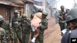 Afisa wa polisi wa Kenya akiwa amembeba mwanafunzi na kumepeleka sehemu salama baada ya kutokea makabiliano kati ya polisi na waandamanaji katika mtaa wa Kawangware, jijini Nairobi. Oct. 30, 2017. Hii ni baada ya kutangazwa matokeo ya uchaguzi yaliokumbwa na utata.
