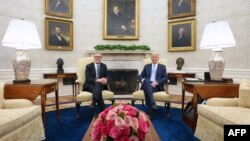 Президент США Джо Байден проводит двустороннюю встречу с премьер-министром Великобритании Киром Стармером в Овальном кабинете Белого дома в Вашингтоне, округ Колумбия, 10 июля 2024 года.