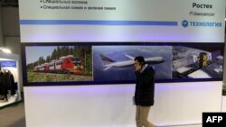 Seorang pria Iran melewati tempat pameran perusahaan Rusia Poctex pada 22 Desember 2015 saat Pameran Industri Nasional Rusia di Teheran.