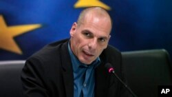 希腊财政部长瓦鲁法基斯2015年1月30日在记者会上回答问题