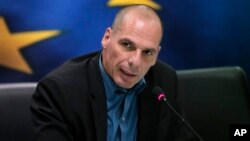 Menteri Keuangan Yunani, Yanis Varoufakis memberikan keterangan pers (foto: dok).