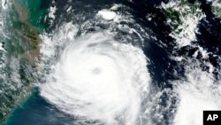 태풍 바비가 한국 제주도 해상을 통과하는 모습을 담은 위성사진을 미국 항공우주국이(NASA) 지난 25일 공개했다. 