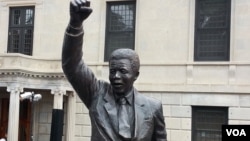 Statue of former South African President Nelson Mandela after the unveiling at the South African Embassy, Washington, D.C., Sept. 21, 2013 (P. Ndiho/VOA).