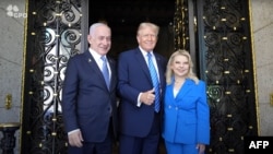 Perdana Menteri Israel Benjamin Netanyahu (kiri) dan istrinya Sara (kanan) disambut oleh mantan Presiden AS Donald Trump di Mar-a-Lago Club di West Palm Beach, Florida, 2 Juli. (Foto: AFP)