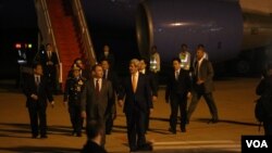 William Heidt, the new U.S. Ambassador to Cambodia (left), walks next to US Secretary of State John Kerry as he arrives at Phnom Penh International Airport on Monday, January 25, 2016 for a two-day visit in Cambodia.