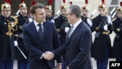 France's President Emmanuel Macron welcomes Britain's Prime Minister Keir Starmer before an informal summit of European leaders to discuss the situation in Ukraine and European security at The Elysee Palace in Paris, Feb. 17, 2025.