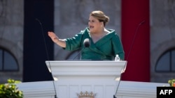 La gobernadora de Puerto Rico, Jennifer Gonzalez, pronuncia su discurso inaugural al asumir su tercer mandato en San Juan, el 2 de enero de 2025.