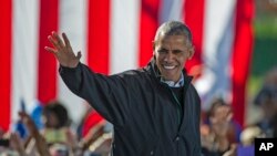 Presiden AS Barack Obama melambaikan tangan saat berkampanye untuk kandidat presiden Partai Demokrat Hillary Clinton di Cleveland, Ohio (14/10). (AP/Phil Long)