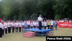 Rektor Institut Teknologi Sepuluh November (ITS), Joni Hermana, memimpin Ikrar ITS untuk NKRI dan antiterorisme, di kampus ITS, Surabaya, 16 Mei 2018. (Foto: VOA/Petrus Riski)