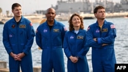 El astronauta de la Agencia Espacial Canadiense Jeremy Hansen (izq.) y los astronautas de la NASA Victor Glover, Christina Koch y Reid Wiseman asisten a una conferencia de prensa sobre la cápsula de prueba del Orion, en San Diego, California, el 28 de febrero de 2024.