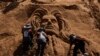 Artistas trabajan en esculturas de arena como parte de las celebraciones del Viernes Santo en los Arenales de Cochiraya, a las afueras de Oruro, Bolivia, el 7 de abril de 2023.