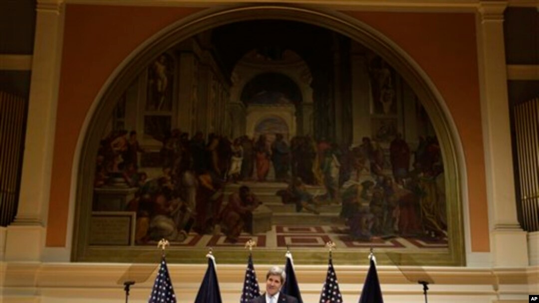 Menteri Luar Negeri John Kerry saat menyampaikan pidato pertama mengenai politik luar negeri Amerikag di Old Cabel Hall di Universitas Virginia di kota Charlottesville, Virginia (foto, 20/2/2013).