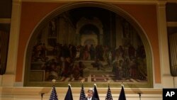 Menteri Luar Negeri John Kerry saat menyampaikan pidato pertama mengenai politik luar negeri Amerikag di Old Cabel Hall di Universitas Virginia di kota Charlottesville, Virginia (foto, 20/2/2013).