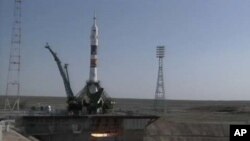 Ba người gồm 2 người Nga và 1 người Mỹ đã được đưa lên quỹ đạo bằng phi thuyền Soyuz của Nga sau khi rời giàn phóng Baikonour ở Kazakhstan, ngày 15/5/2012
