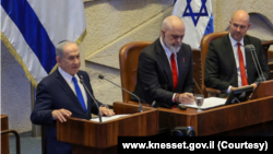 بنیامین نتانیاهو، نخست‌وزیر اسرائیل در مراسم تجلیل از ادی راما نخست وزیر آلبانی (نفر وسط) در کنست اسرائیل