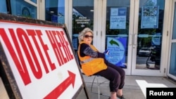 Entrada a un centro de votación en Miami durante las elecciones primarias demócratas de la Florida.