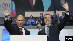 El presidente ruso Dimitry Medvedev, propuso a primer ministro Vladimir Putin a la presidencia del país, y Putin propuso a Medvedev para primer ministro