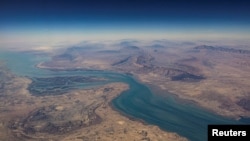 항공에서 찍은 호르무즈 해협