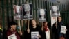Pendukung Julian Assange memegang spanduk di luar Pengadilan Belmarsh Magistrates di tenggara London, 25 Februari 2020. (Foto: AP)