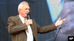 FILE - Mel Tillis performs at the Gaylord Family-Oklahoma Memorial Stadium in Norman, Oklahoma, July 6, 2013.