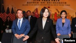 Le président taïwanais Tsai Ing-wen, le représentant américain Ed Royce et la députée américaine Judy Chu assistent au banquet chinois à Los Angeles, Californie, le 12 août 2018.