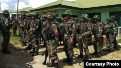 Pasukan gabungan yang dikirimkan untuk mengevakuasi korban serangan KKSM di Yigi, Papua, dan sekaligus mengejar para pelaku, Rabu (5/12). (Courtesy: Kapendam Papua)