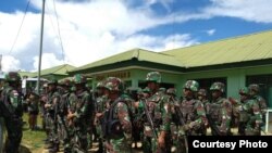 FILE - Pengiriman pasukan gabungan untuk mengevakuasi korban serangan KKSM di Yigi, Papua, dan sekaligus mengejar para pelaku, Rabu (5/12). (Courtesy: Kapendam Papua)