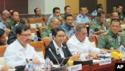 Rapat kerja komisi I DPR dengan Menlu Retno Marsudi (dua dari kiri, depan), Menhan Ryamizard Ryacudu (tiga dari kiri, sepan), Kepala BIN Budi Gunawan (kiri, depan) dan Panglima TNI, Gatot Nurmantyo (paling kanan, depan). (VOA/Fathiyah Wardah)