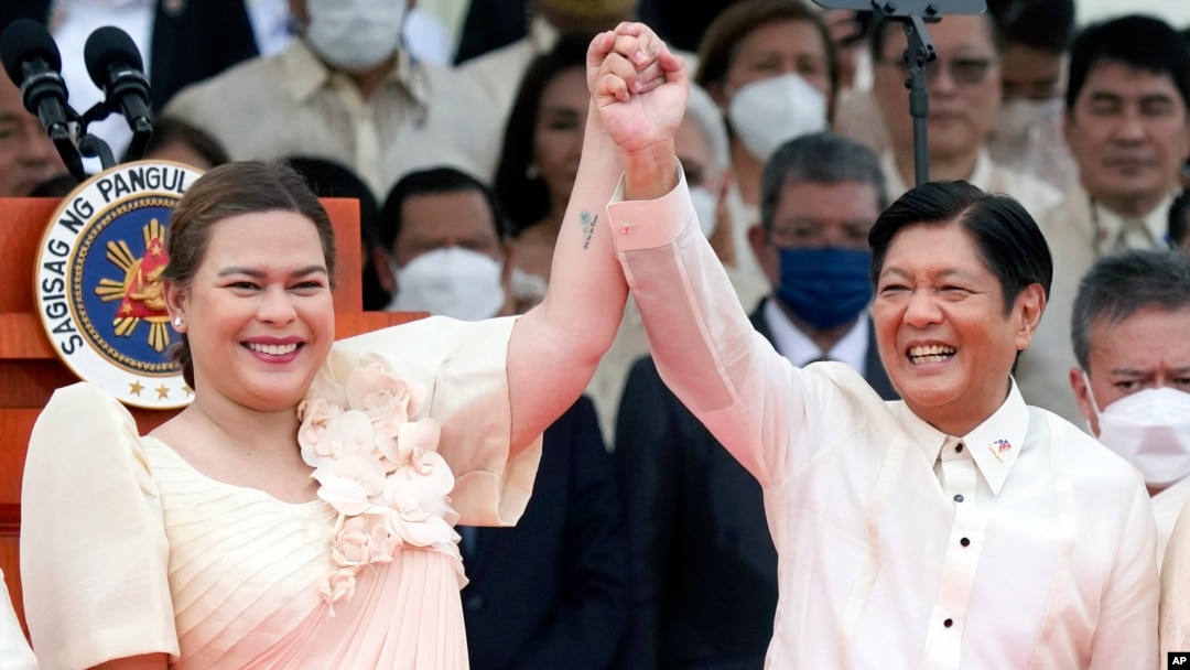 Tổng thống Philippines Ferdinand Marcos Jr. (phải) và Phó Tổng thống Sara Duterte, con gái của cựu Tổng thống Philippines Rodrigo Duterte, tại lễ nhậm chức vào ngày 30/6/2022 ở Manila, Philippines.