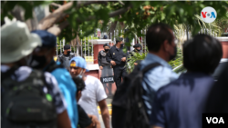 Periodistas en el exterior de la Fiscalía nicaragüense en Managua, cercada con agentes policiales. Foto archivo VOA.