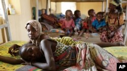 FILE - Wanawake na watoto, walookolewa na jeshi la Nigeria baada ya kutekwa na wapiganaji wa Boko Haram wakiwa katika kambi ya Yola, Nigeria, May 3, 2015.