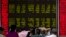 Inversores chinos monitorean la Bolsa de Valores de Beijing ante las profundas caídas el lunes, 24 de agosto de 2015.