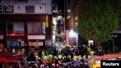 FOTO DE ARCHIVO: Rescatistas y bomberos trabajan en la escena donde las personas murieron y resultaron heridas durante las festividades de Halloween en Seúl, Corea del Sur, el 30 de octubre de 2022. REUTERS/Kim Hong-ji/Foto de archivo