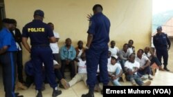 Des manifestants au commissariat de police à Bukavu, dans le Sud-Kivu, RDC, 23 février 2016