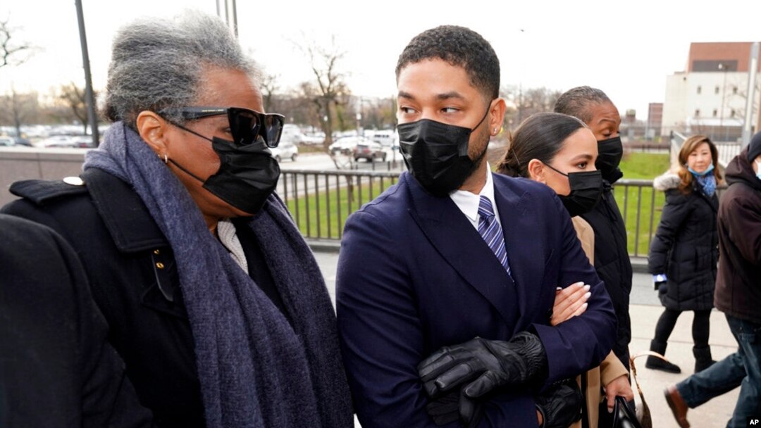 Actor Jussie Smollett looks back at his mother as they arrive with other family members, at the Leighton Criminal Courthouse for jury selection at his trial in Chicago, Nov. 29, 2021. 