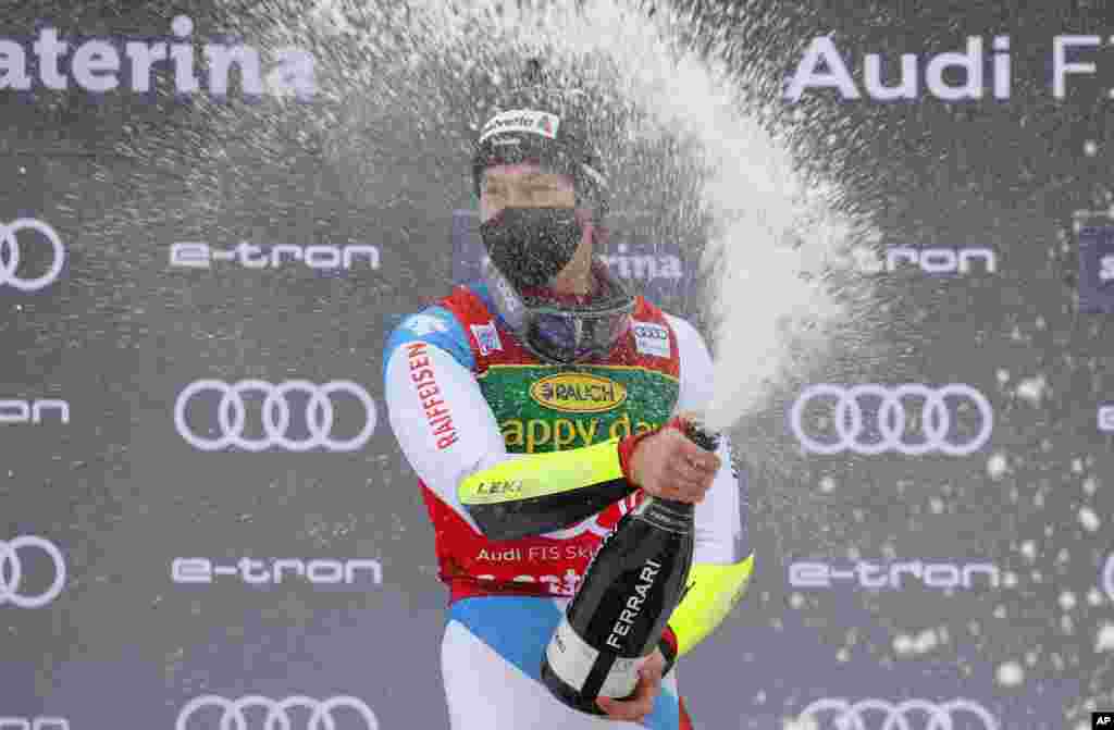 مارکو اودرمات سوئیسی قهرمانی خود در مسابقات اسکی سرعت آلپاین در جام جهانی ایتالیا را جشن می گیرد