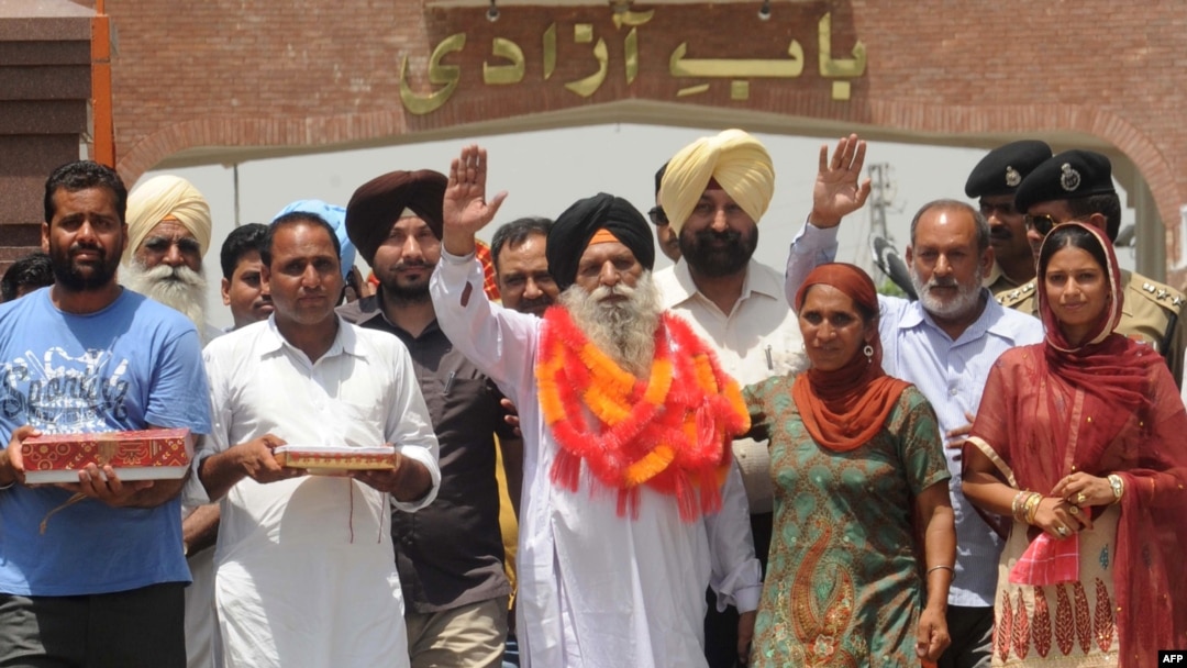 Ông Surjeet Singh (giữa) trở về quê nhà với con trai sau khi được Pakistan trả tự do
