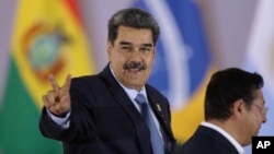 Nicolás Maduro, presidente de Venezuela, hace el signo de la victoria durante la Cumbre de Naciones Suramericanas celebrada en Brasilia, el 30 de mayo pasado.