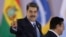 Nicolás Maduro, presidente de Venezuela, hace el signo de la victoria durante la Cumbre de Naciones Suramericanas celebrada en Brasilia, el 30 de mayo pasado.