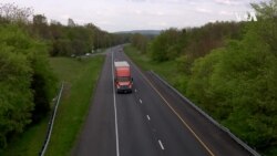 VOA英语视频: 疫情期间卡车司机继续上路