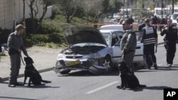 Polisi Israel berada di dekat mobil yang rusak setelah serangan yang gagal di Yerusalem (foto: dok). Polisi Israel hari Senin (5/9) menembak tewas seorang sopir mobil di Yerusalem timur.