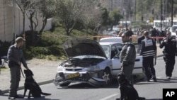 Polisi Israel mengamankan lokasi serangan di kota Yerusalem (foto: dok). Seseorang melemparkan bom api ke arah sebuah mobil di Yerusalem, Senin 3/8. 