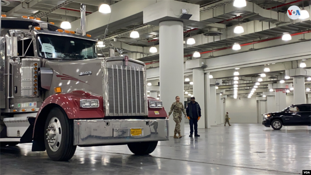 El Centro de Convenciones Jacob K. Javits, en la ciudad de Nueva York, cedió parte de la instalación para el montaje de salas de emergencias que en total asistirán a unos 1.000 pacientes.