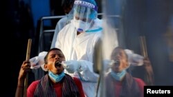 အိန္ဒိယနိုင်ငံ New Delhi မြို့မှာ ကိုဗစ်ရောဂါပိုး စစ်ဆေးနေတဲ့ မြင်ကွင်း။ (မတ် ၃၊ ၂၀၂၁)